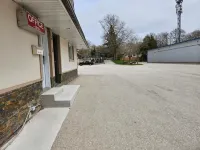 Forest Plaza Motel - parking