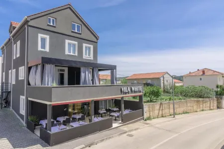 Hotel Vila White Отели в г. Трогир