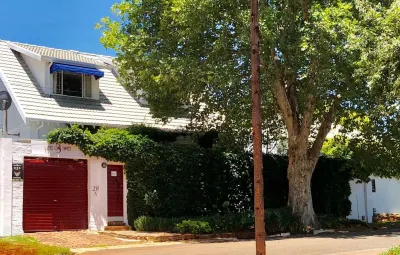 三街生活旅館 Everard Read Gallery附近的飯店