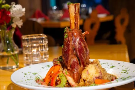 Crystal Mountain Hotels Отели в г. Энумкло