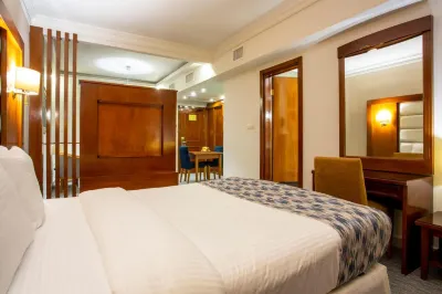 사딘 호텔 & 스위트 로얄 자동차 박물관 주변 호텔