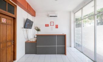 RedDoorz Plus @ Gunungsari Surabaya