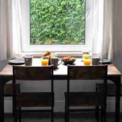 Coastal Home with Parking, Fast WiFi & Near Beach Dining/Meeting Rooms