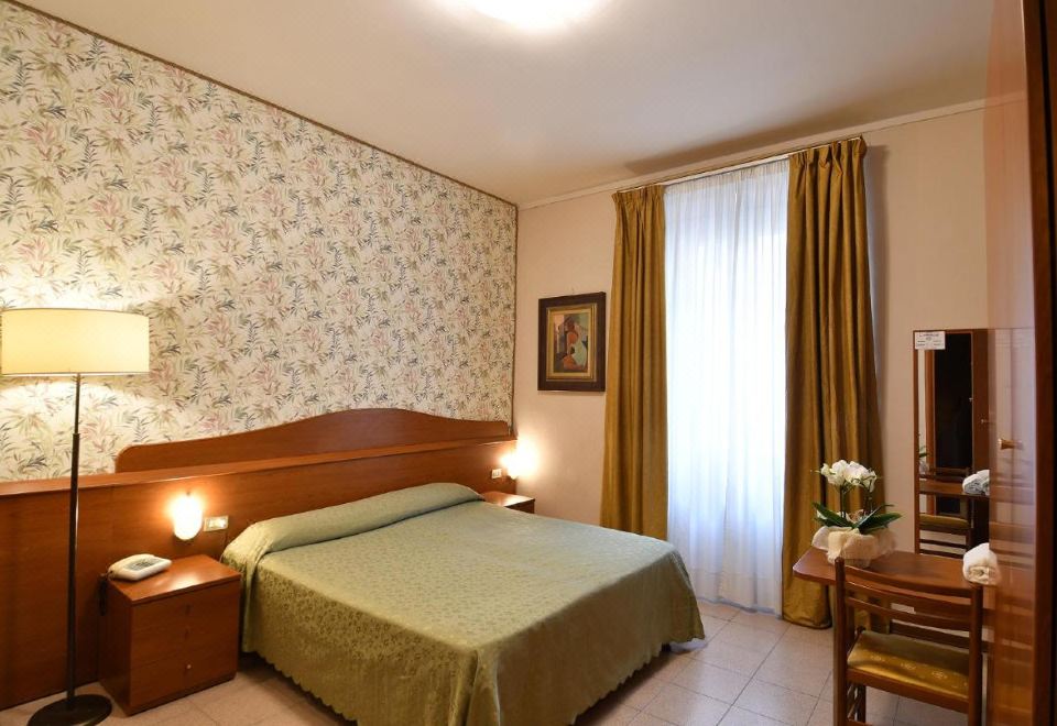 Hotel Innocenti Over view