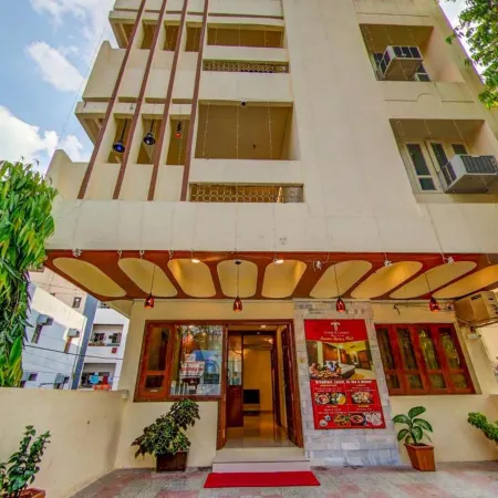 Hotel Thakur Galaxy- Nr Railway Station