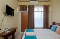 Sans Hotel Kumbang Yogyakarta by RedDoorz فنادق في Umbulharjo