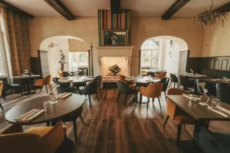 Logis Hôtels Château de La Barge Отели в г. Жульена