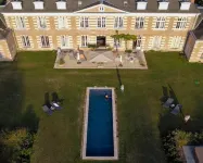 Château de la Giraudière - С бассейном