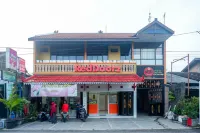 RedDoorz Syariah near Exit Toll Ngemplak Solo Hotel di Colomadu