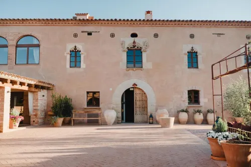 Hotel-Masia Can Farrés Hotels in Collbato
