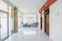 레드도어즈 플러스 구눙사리 수라바야 Karangpilang 호텔