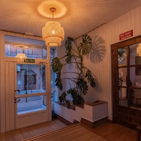Hostal Julio Cesar Отели рядом с достопримечательностью «Аэропорт Леон - LEN»