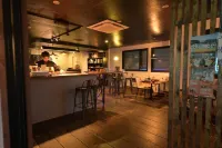 Tug-B Bar & Hostel - bar