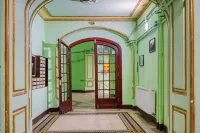 Victoriei Skyline Apartment - Steps from Old Town