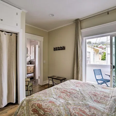 Charming Renovated Avalon Townhome, Walk to Beach!
