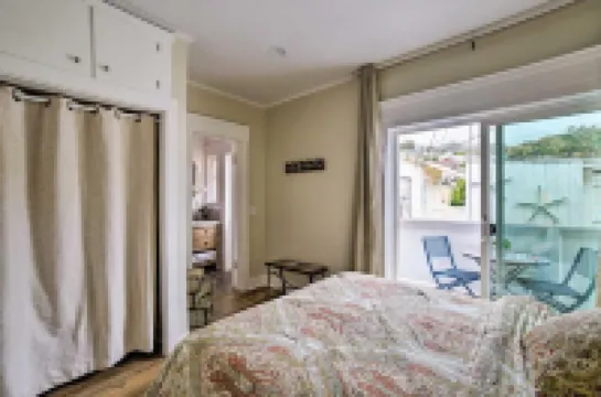 Charming Renovated Avalon Townhome, Walk to Beach!