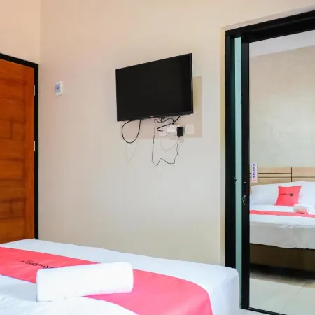 RedDoorz Near Trans Studio Mall Cibubur 3