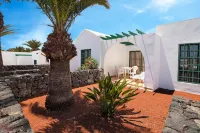 Apartamentos LIVVO Las Gaviotas Hotels near Caldera Santa Catalina