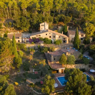 Masia Can Pou Hotels near Muelle DW