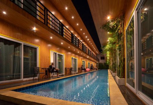 리조트 V 야외 수영장 전경