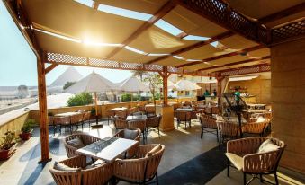 The Gate Hotel Front Pyramids & Sphinx View