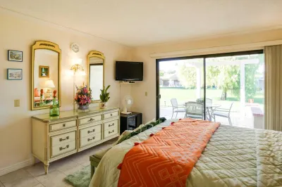 Palm Desert Condo - Golf Course View and Pool Access