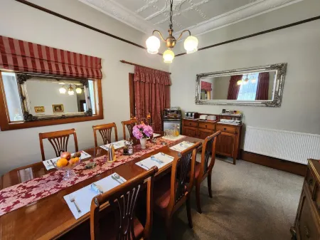 The Fern & Thistle Luxury Accommodation- Drinks, Hotpool, Sauna Отели в г. Кака Пойнт