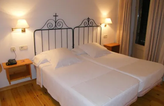 德拉弗昂特佩爾拉達酒店