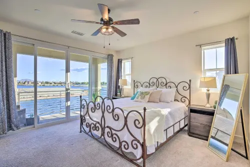 Lakefront Indio Villa Private Pool and on-Site Golf
