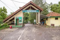 RedDoorz @ Apache Camp Hotels in Wonosalam