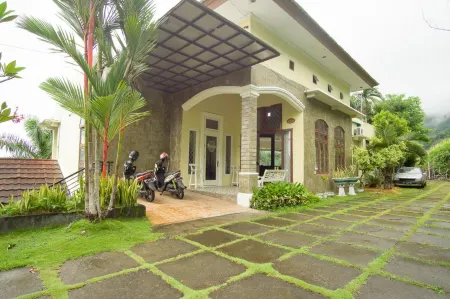 RedDoorz Syariah Near Ngade Lake