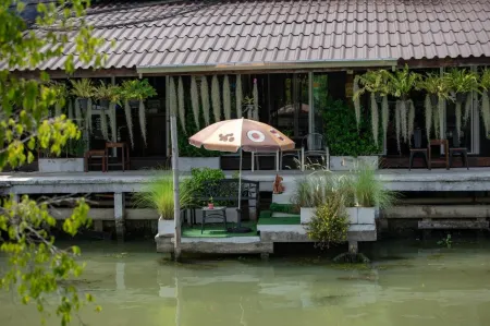 Reuan Vilawan Отели в г. Дамноен Садуак