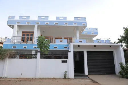 Birunthavanam Отели рядом с достопримечательностью «Kandasamy Kovil»