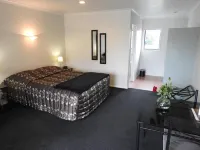 Tudor Lodge Motel Hotels near Puketarata Garden