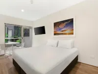 Bondi Beach Studio King Suite + Balcony Hotels in Bondi