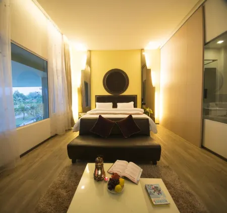 The Beverly Hills Hotel Отели в г. Накхонратчасима