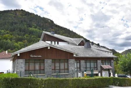 Hotel y Apartamentos SNÖ Isaba Отели в г. Isaba