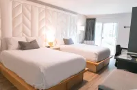 Civilia高爾夫度假村的Hotel Civilia Lakeside Clearwater Library, Thompson-Nicola Regional Library附近的飯店