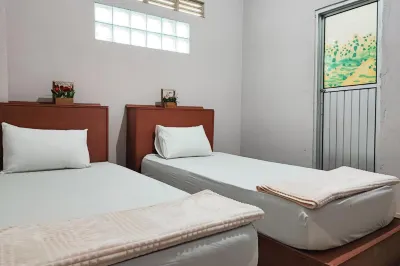 RedDoorz Syariah Near Tugu Macan Kayu Aro Hotel a 