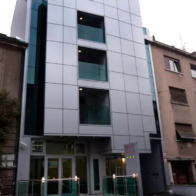 Hotel Croatia โรงแรมใกล้ทะเลสาบจารูน