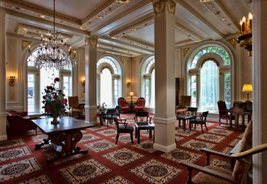 베레스포드 암스의 앤틱한 로비 모습