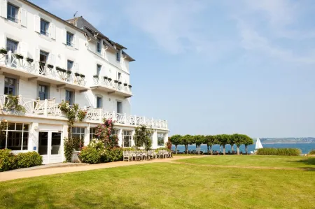 Le Grand Hotel des Bains & Spa - Bretagne Отели в г. Локирк