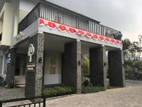 Arainn Bed & Breakfast Tretes Prigen by ecommerceloka Các khách sạn ở Jatiarjo