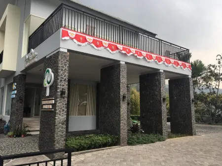 Arainn Bed & Breakfast Tretes Prigen by ecommerceloka