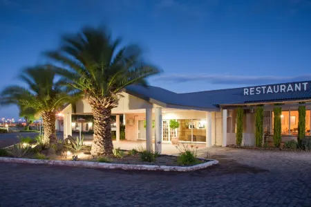 Wagon Wheel Country Lodge Отели рядом с достопримечательностью «Karoo National Park»