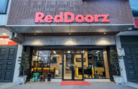 RedDoorz Plus @ Jalan Juanda Medan Hotels near Maimoon Palace