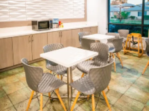 เกตเวย์ อินน์ การ์เดนา โรงแรมในกาดินา