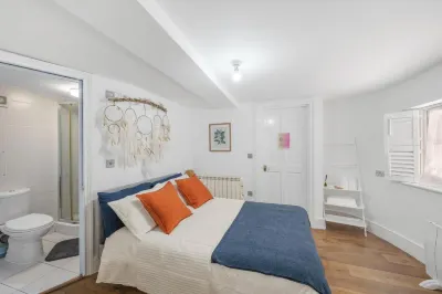 This flat offers superb transport connections Hotel di 
