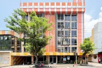 Hotel Pasar Besar RedPartner near Tugu Pahlawan - Wifi