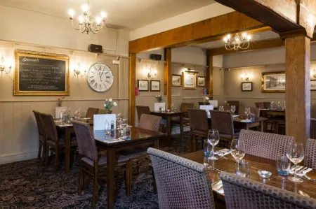 The Dog & Bear Hotel Отели рядом с достопримечательностью «St Peter & St Paul Church»